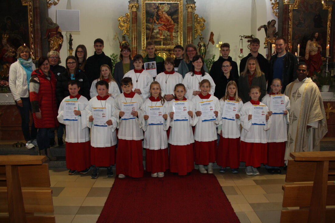 Neukirchen zu St. Christoph. Die Pfarrei begrüßt neun neue Ministranten und verabschiedet langjährige Messdiener, zudem gibt es Dank an Tanja Janker und Andrea Reber für sieben Jahre Einsatz.
