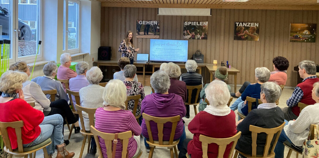 Weiherhammer. Die Teilnehmerinnen der von der Präventionslotsin Susanne Martin abgehaltenen Bewegungskurse sind nicht nur an ihrem körperlichen Wohlbefinden interessiert. Bei einem Vortrag über die Wirkungsweisen von ätherischen Ölen lernten sie auch viel über deren Unterstützung für ein sinnliches Wohlbefinden.