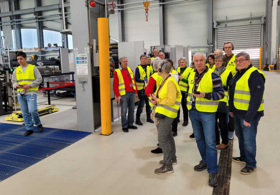 Weiherhammer. Vermutlich war die gut besuchte Vernissage im Lifecycle Building der BHS der Auslöser für einen erneuten Besuch beim Weltmarktführer in Sachen Wellpappherstellung. Der Künstler Otto Dünne weckte mit der Ausstellung seiner „Allerlei DRUCK-Sachen“ den Wunsch nach einer Besichtigung der Fertigungsprozesse in der BHS, wie sie im Alltag ablaufen.