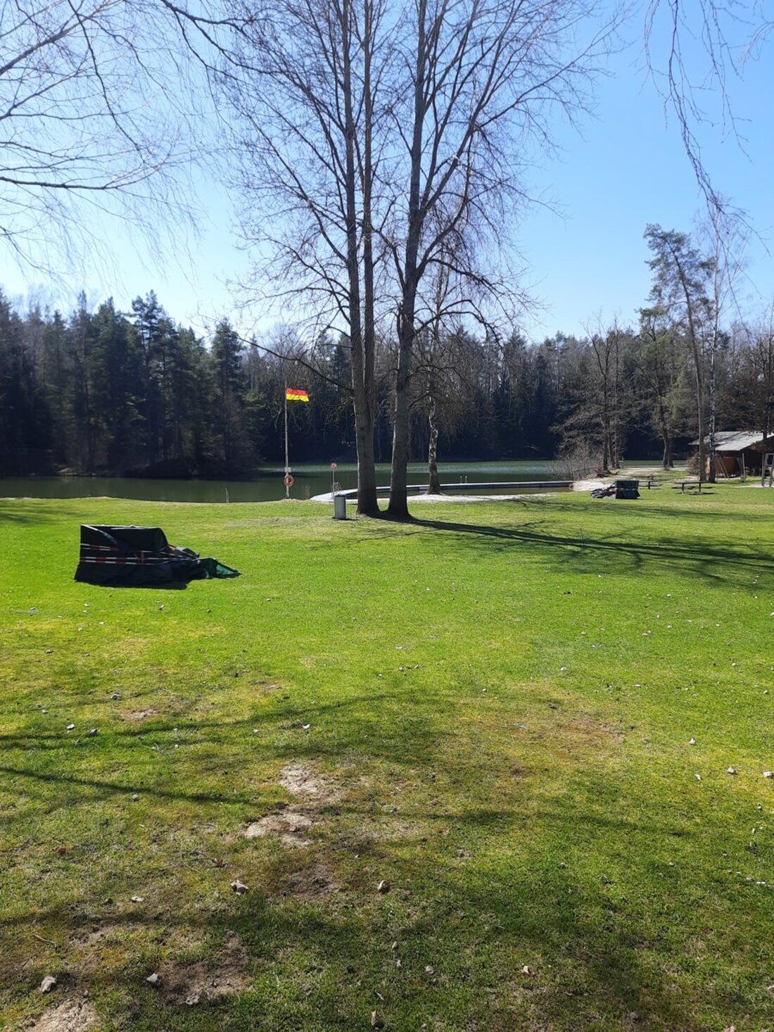 Schönhaid. Das Fischerfest des Fischereivereins Wiesau findet am 31. Mai und 1. Juni am Nordufer der Kipp statt, mit DJ, Prosecco-Bar und Steckerlfisch.