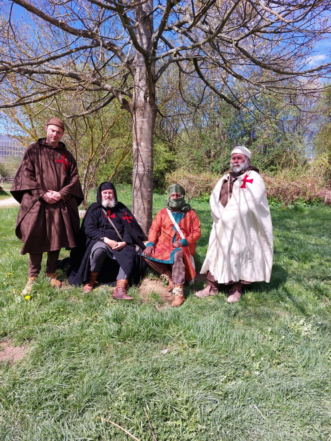 Bärnau. Eine besondere Veranstaltung (neudeutsch Event) fand am Wochenende des 26. und 27.
April im Geschichtspark Bärnau- Tachov statt: Die Kreuzritter waren zu Gast und stellten das
Leben der Ritter im Mittelalter dar und um ehrlich zu sein: das, was uns in einzelnen
Fernsehfilmen über Ritter dargeboten wurde und immer noch wird, hat mit der Realität nichts
zu tun. 