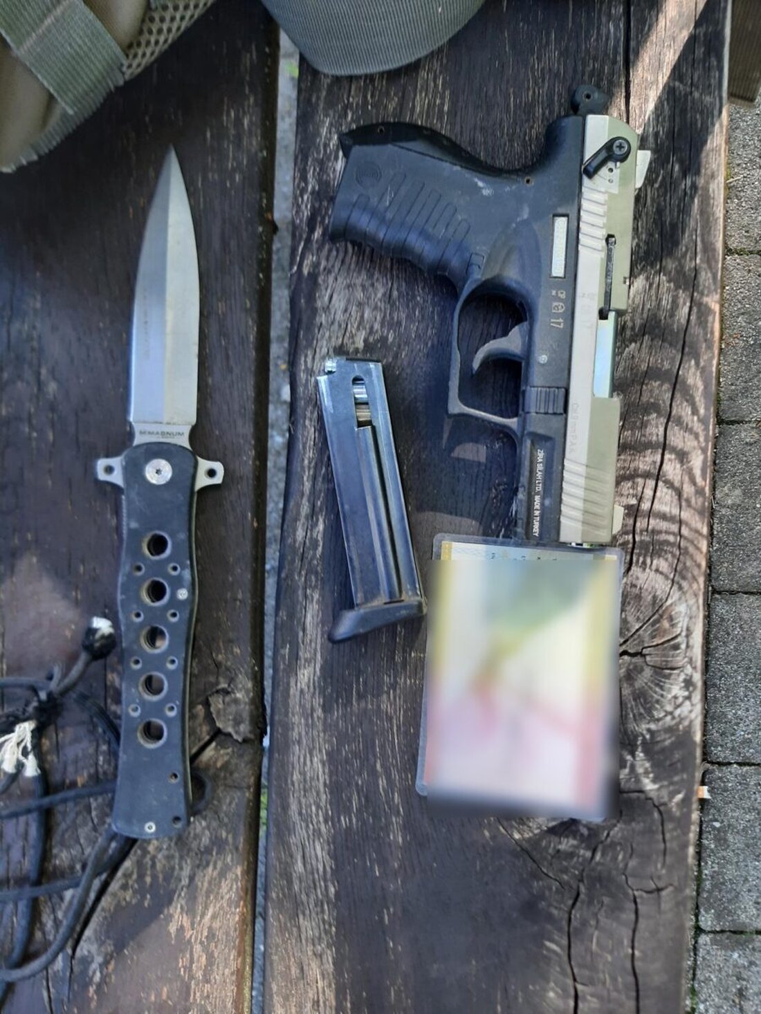 Waidhaus. Beamte der Bundespolizeiinspektion Waidhaus haben am Sonntag bei einer Grenzkontrolle auf der A6 zwei verbotene Waffen sichergestellt. Der Besitzer muss nun mit einer Strafanzeige rechnen.