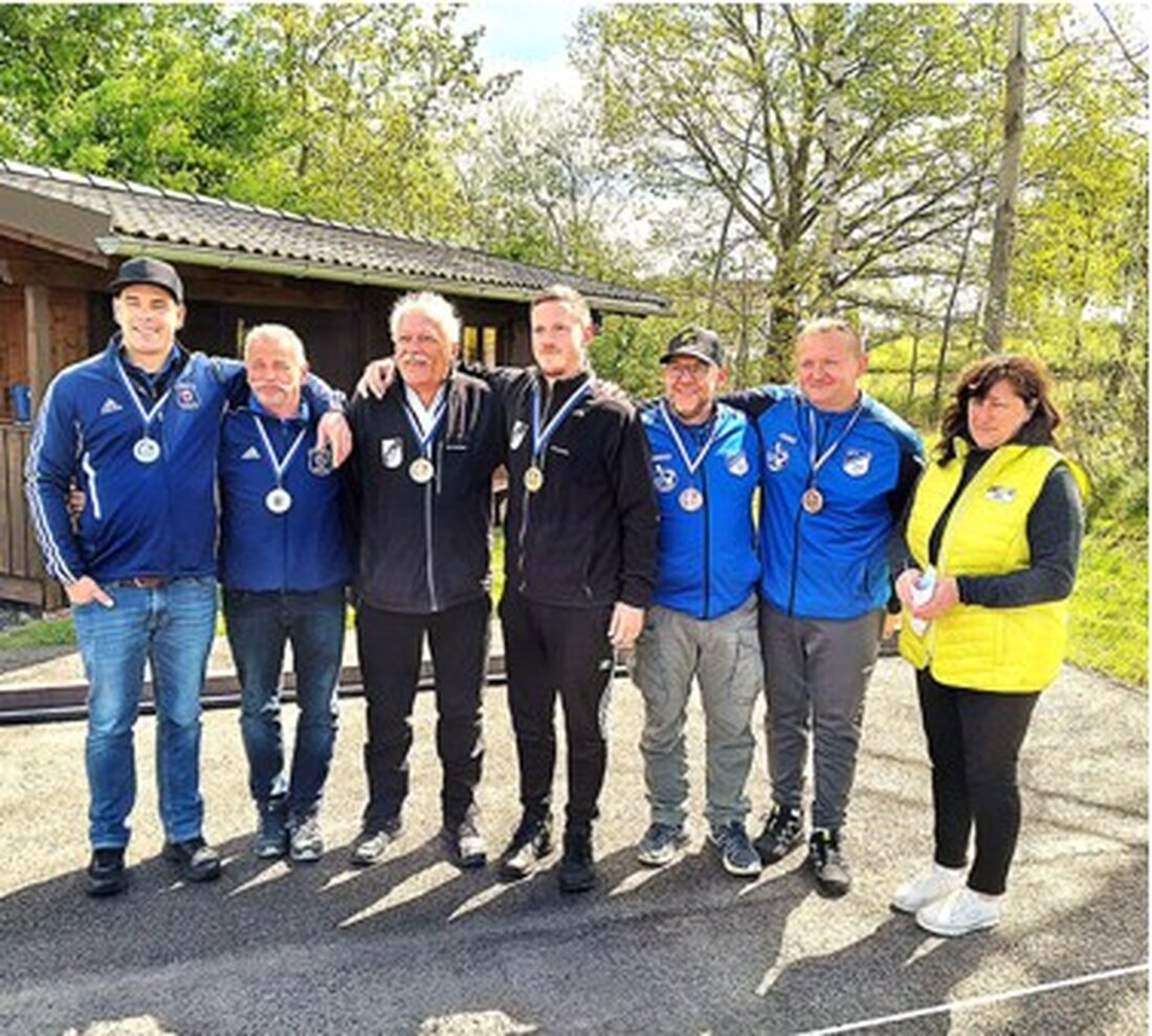 Kondrau. Die Eisstockschützen der SF Kondrau feierten Erfolge bei den Duo Meisterschaften in der Kreisliga und Kreisoberliga, wobei SF Kondrau 1 den Kreisligatitel und SF Kondrau 2 den Aufstieg in die Bezirksliga sicherte.
