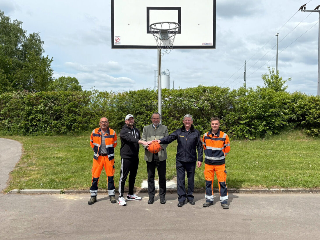 Nabburg. Die Bereitschaftspolizei Nabburg hat einen qualitativ noch guten, ausgesonderten Basketballkorb an die Stadt übergeben, der nun am Parkplatz vor den Tennisplätzen genutzt werden kann.
