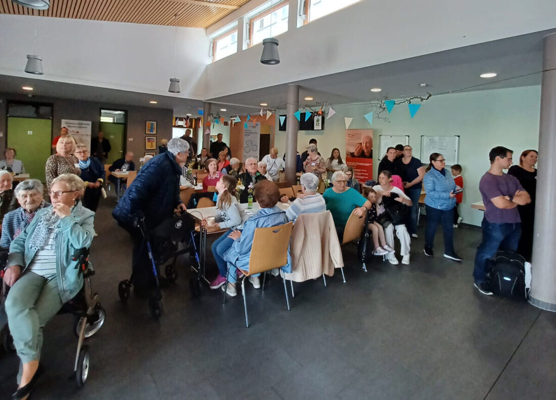 Ehrenamtliches Helferteam der Nachbarschaftshilfe Weiherhammer stellt sich und seine Angebote beim Begegnungstag den von ihm betreuten Gemeindemitgliedern vor.