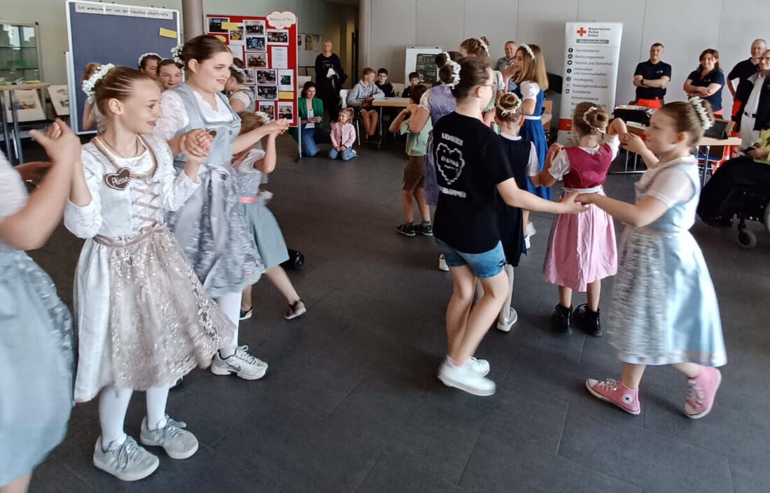 Weiherhammer. Das Ziel, das sich der Kirwaverein Weiherhammer bei seiner Gründung 2012 gesetzt hat, erfüllt sich jedes Jahr mehr. Der Erhalt des Brauchtums wird zum gesellschaftlichen auch vom finanziellen Erfolg belohnt, den der Verein gern teilt.