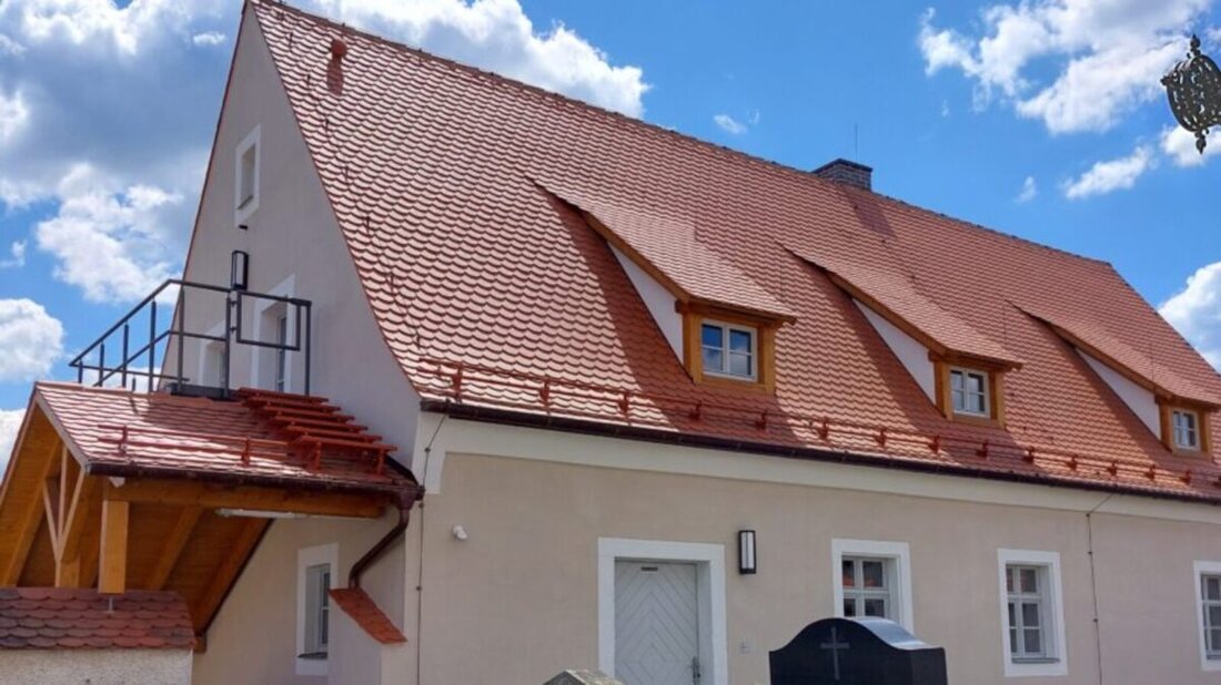 Beidl. Das Kooperatorenhaus lädt am 23. August 2026 ab 16 Uhr zum Grillabend ein, veranstaltet vom Verein Freunde des Kooperatorenhauses Beidl e.V. Im Biergarten oder drinnen warten Spezialitäten und Getränke auf Groß und Klein.