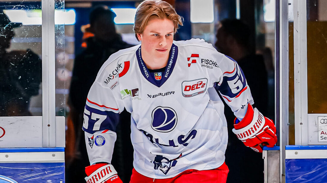 Weiden. Noah Samanski verstärkt die Blue Devils Weiden zur neuen Saison und spielt zusammen mit seinem Bruder Neal, während Verteidiger Finn Serikow den Klub verlässt. Samanski kommt mit internationaler Erfahrung nach Weiden und will mit dem Team Erfolge erzielen.