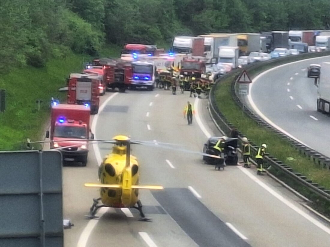 Vohenstrauß: Am Mittwoch ereignete sich auf der Autobahn A6 bei Vohenstrauß in Fahrtrichtung Tschechien ein Verkehrsunfall mit zwei Autos. Ein Rettungshubschrauber landete auf der vollgesperrten Autobahn.