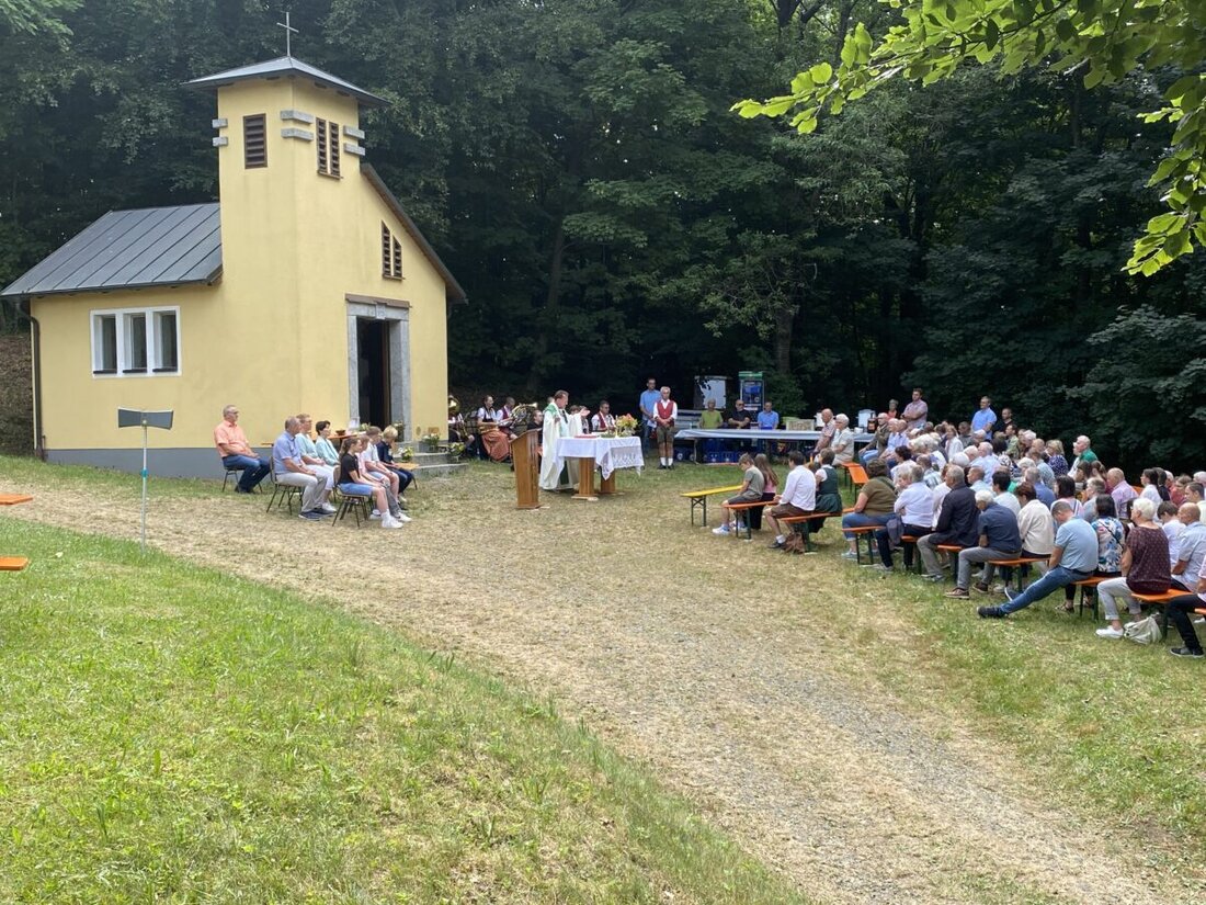 Tännesberg.Über hundert Gläubige feiern Gottesdienst an der "Auferstehungskapelle". Vorsitzender Richard Schneider erinnert an den dreißigsten Jahrestag des Neubaus.