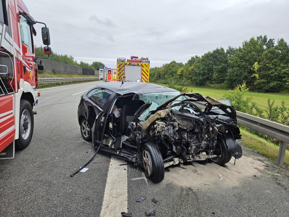 Luhe-Wildenau. Auf der Autobahn 93 bei Weiden-Süd kollidierten drei Fahrzeuge, dabei wurden zwei Menschen schwer und zwei leicht verletzt, und die Autobahn war stundenlang gesperrt.