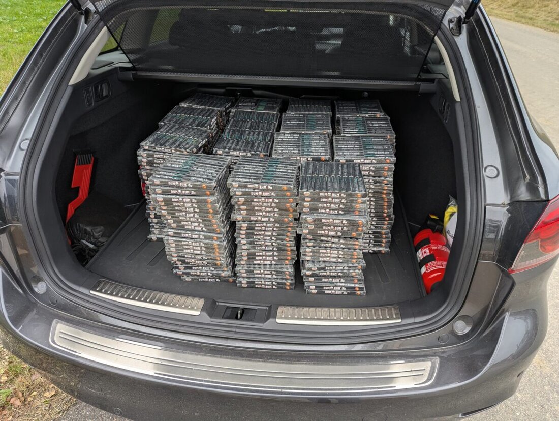Waldsassen.  Bei Grenzkontrollen am Sonntag entdeckte die Bundespolizeiinspektion Waidhaus in einem niederländischen Auto 6.000 erlaubnispflichtige Böller der Kategorie F4, insgesamt 81 Kilogramm Pyrotechnik. Die Menge weist eine Netto-Sprengmasse von etwa 30 Kilogramm auf.