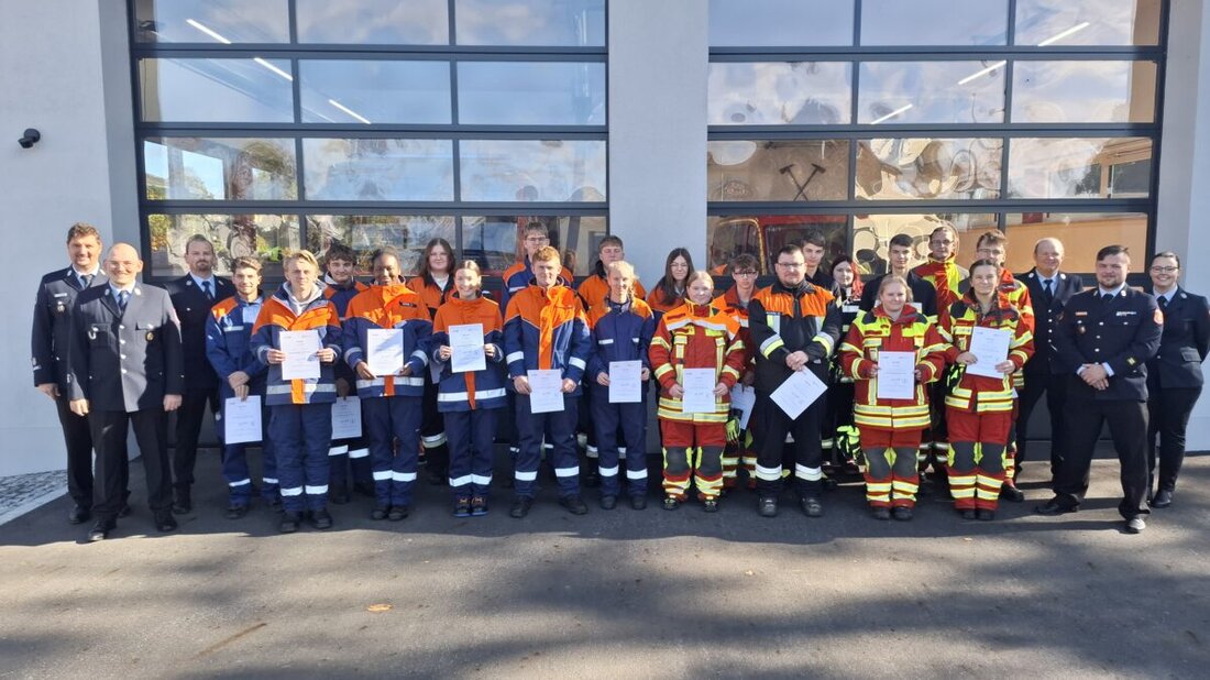 Störnstein. Am Wochenende haben 21 Anwärterinnen und Anwärter aus dem Bereich Neustadt/WN Mitte die Zwischenprüfung der Modularen Truppausbildung bestanden. Neun Frauen und zwölf Männer zeigten starkes Können in Theorie und Praxis.