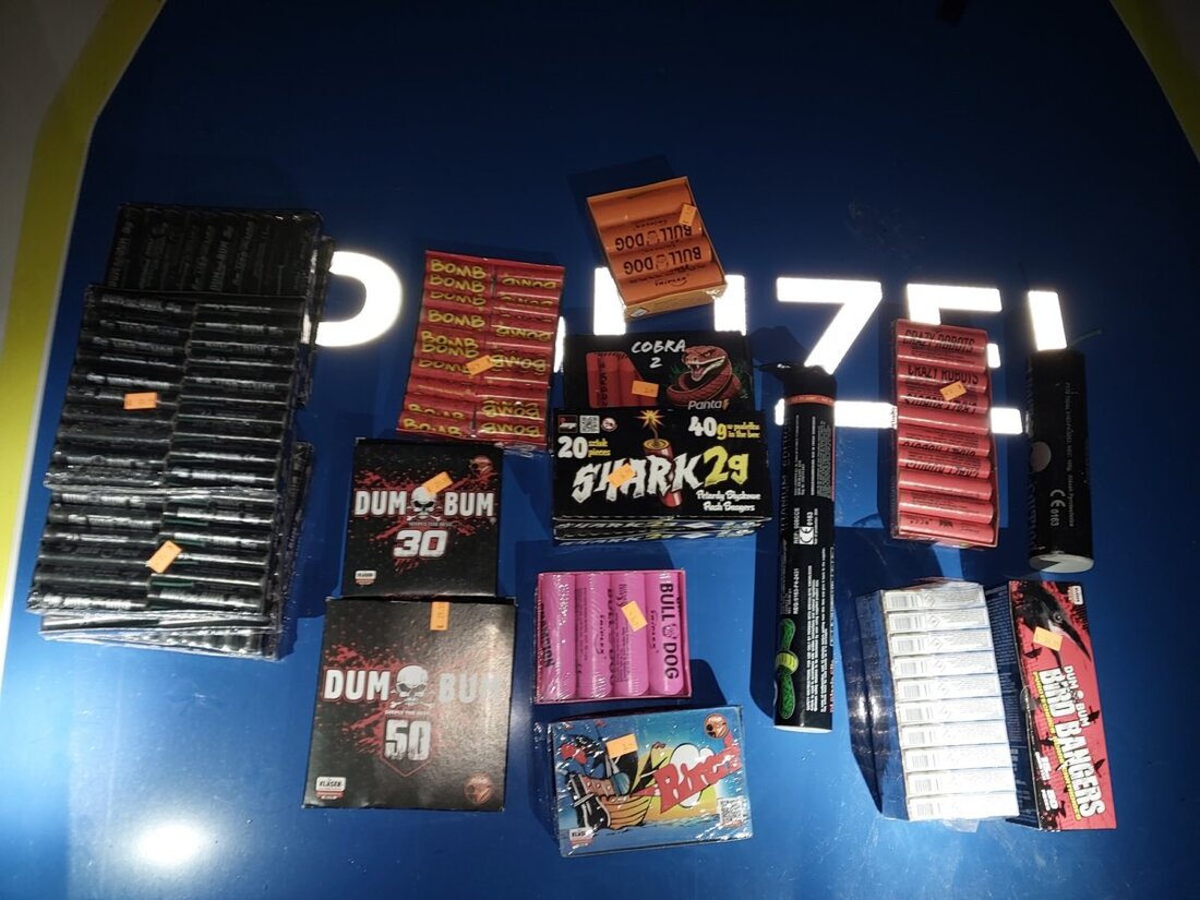 Waldsassen. Am 9. November stoppte die Bundespolizei einen 15-jährigen Radfahrer und seinen Vater mit erlaubnispflichtiger Pyrotechnik. Die Beamten stellten 14 Artikel der Kategorien F3 und F4 sicher und leiteten Verfahren ein.