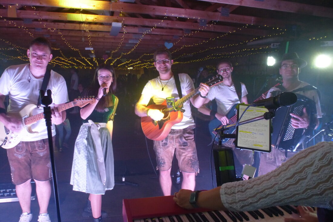 Kaltenbrunn. Gelungener Kirwaauftakt beim erst heuer gegründeten Kirwaverein: Die Sonne strahlte am Samstagvormittag über den Marktplatz, als dreißig Kirwaburschen die tags zuvor gefällte, gespendete und deshalb schwere, 20 Meter lange Fichte mit Hilfe von Scherstangen in die Senkrechte hievten. 