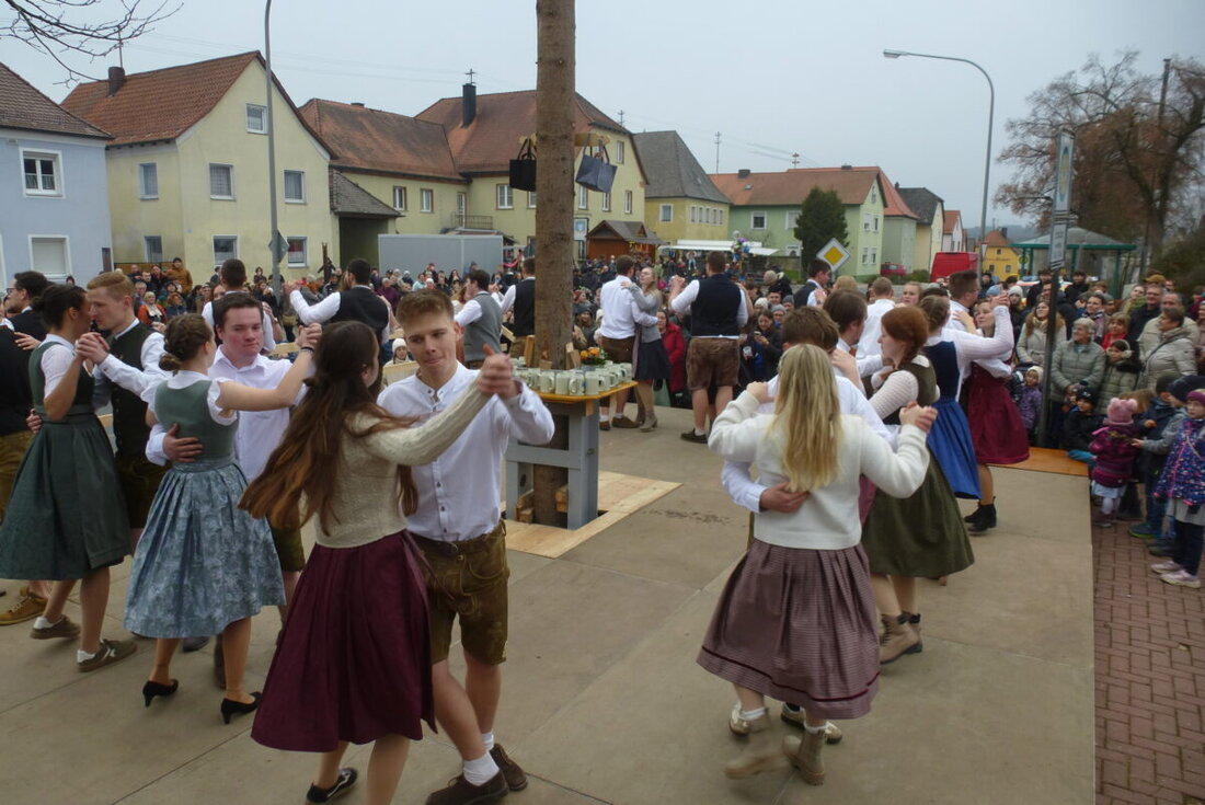 Kaltenbrunn. 18 Paare tanzten den Kirwabaum aus, rund 700 Zuschauer jubelten. Simon Braun und Laura Witzel wurden Oberkirwapaar, und erstmals zog der Kirwabär durch den Markt, begleitet von Musik und Brauchtum.