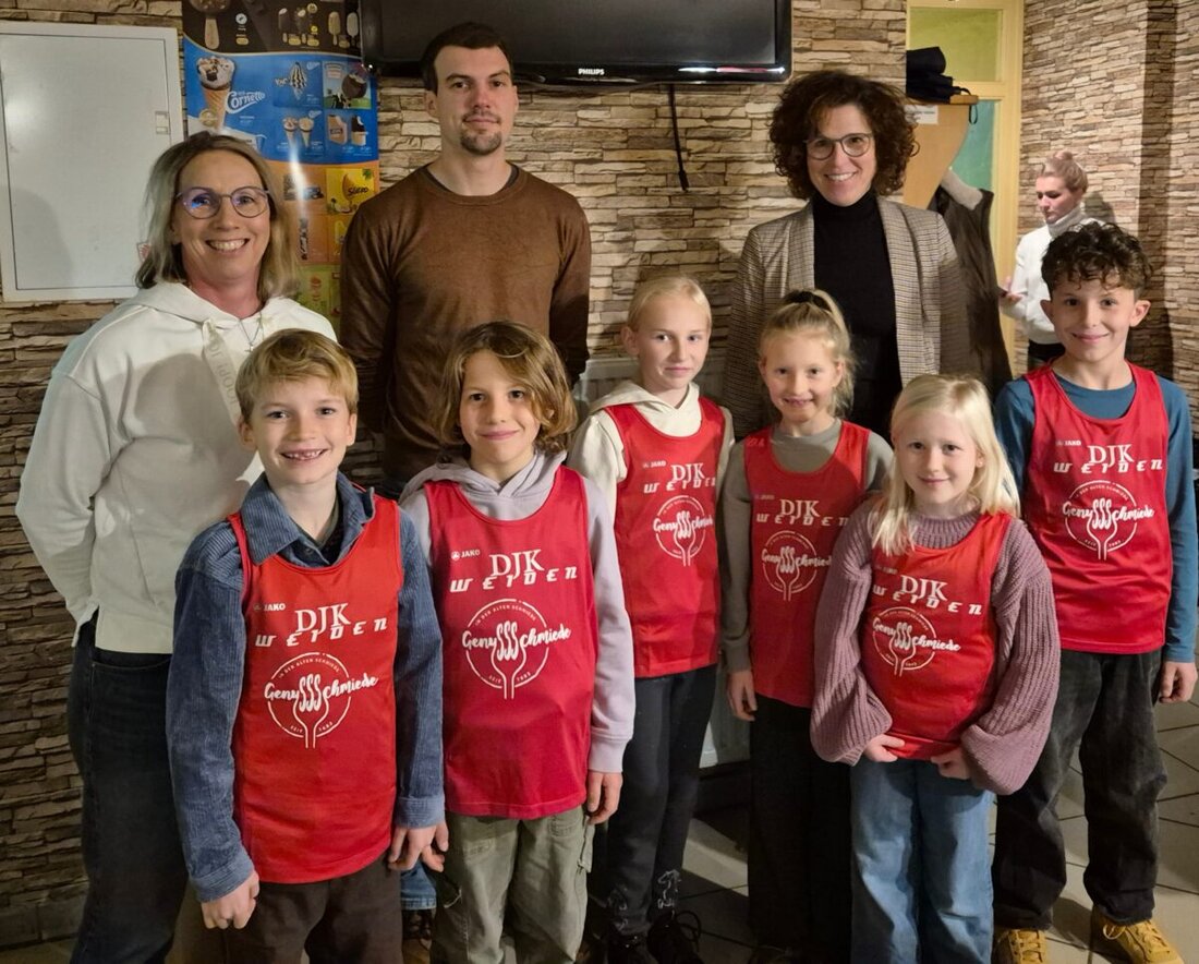Pirk/Weiden. Die DJK-Leichtathleten aus Weiden starten mit der "GenussSchmiede" Pirk in die neue Saison und präsentieren neue Shirts für den Nachwuchs. 