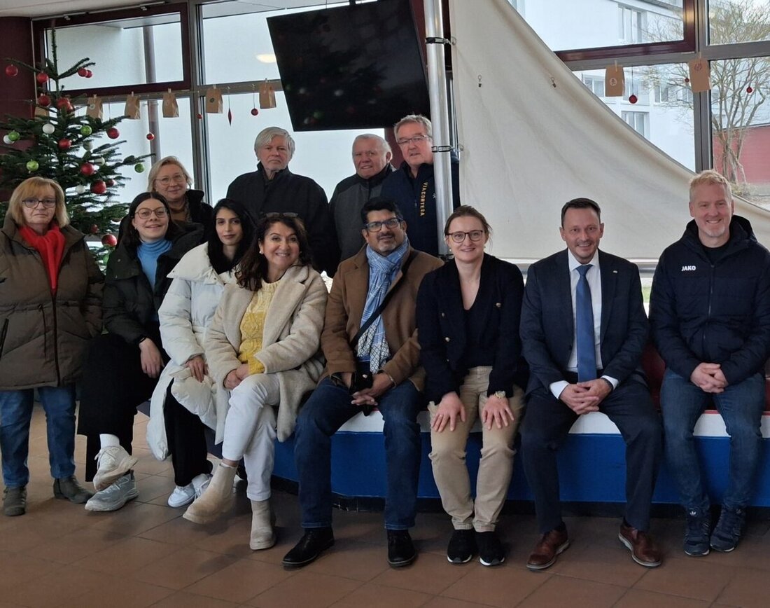 Weiden. SPD-Stadträte und Oberbürgermeister Jens Meyer besuchten die Ganztagsbetreuung der Rehbühlschule, die von der AWO organisiert wird. Professioneller Eindruck und die Betreuung von 144 Schülern in vier Gruppen überzeugten.
