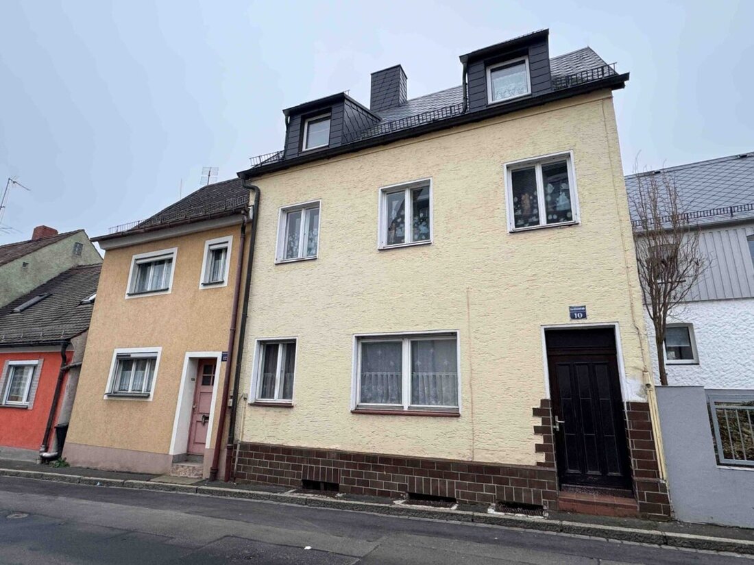 Waldsassen. In Waldsassen kam es am Morgen des heutigen Donnerstags, 4. Dezember, zu einem Tötungsdelikt. Ein 67-Jähriger soll einen 64-Jährigen in dessen Wohnung erschossen haben. Er stellte sich danach der Polizei.  