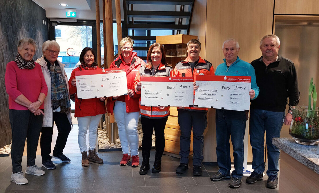 Das Weiherhammerer Bastelteam stimmte die Bevölkerung mit wunderschönen Weihnachtsdekorationen auf die Weihnachtszeit ein