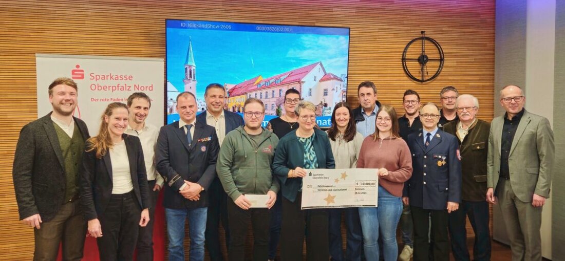 Kemnath. Die Sparkasse Oberpfalz Nord hat Weihnachtsspenden von 10.000 Euro an Vereine und Institutionen übergeben; Mittel aus PS-Sparen und Gewinnen. Bürgermeister Roman Schäffler lobte das Engagement der Ehrenamtlichen.