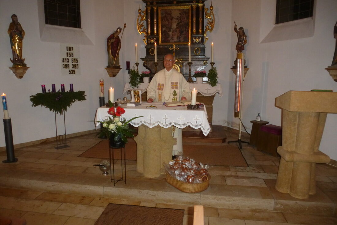 Dürnast. Beim Patrozinium der Kirche Maria Immaculata rief Pfarrer Varghese Puthenchira am Samstag, 13. Dezember, zu neuen Anfängen mit Gottes Hilfe auf. Trotz streikender Orgel sang die Gemeinde; Besucher blieben bei Glühwein und Plätzchen.