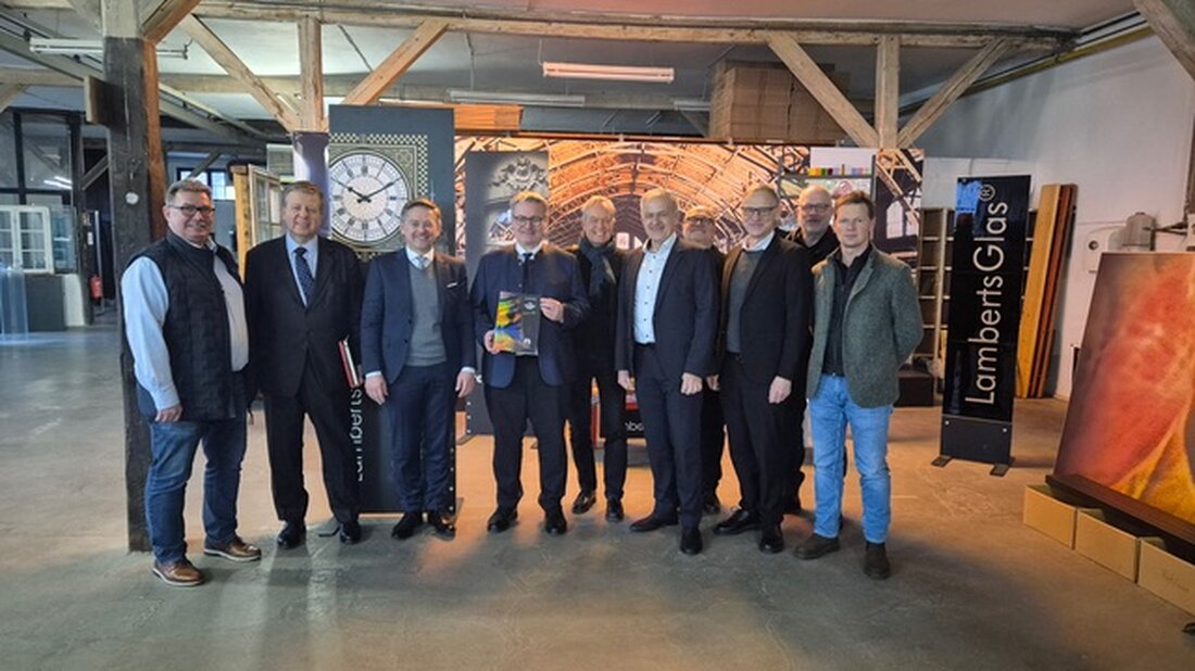 Waldsassen. Landespolitiker und Denkmalschützer besuchten die Glashütte Lamberts, um Zukunft und Erhalt des einzigartigen Kulturerbes zu sichern. Im Fokus stehen Modernisierung, Energiekosten und neue Förderwege.
