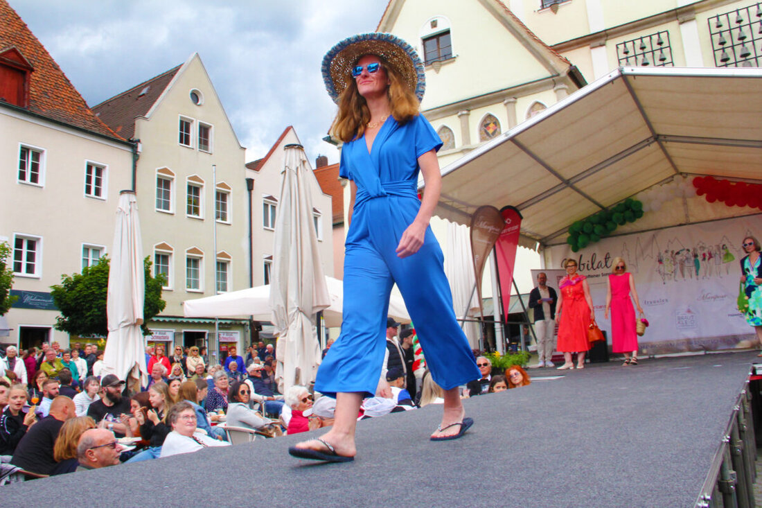Weiden. Der Jubilatemarkt zog am Sonntag viele Besucher in Weidens Altstadt und bot von Deko bis zu süßen Spezialitäten ein breites Angebot sowie ein vielfältiges Bühnenprogramm. Höhepunkte waren die Tanzshows und eine Modenschau mit lokalen Prominenten, unterstützt durch die Tanzschule Vezard.