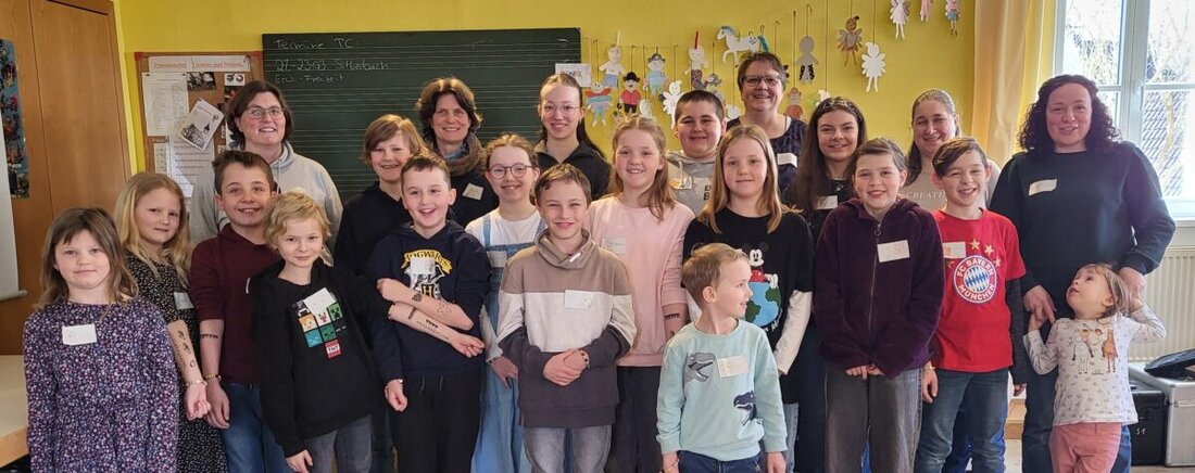 Mantel. Am 16. März 2025 feierten 16 Kinder aus Mantel und Neunkirchen den Kinder-Weltgebetstag unter dem Motto "Gott hat uns wunderbar geschaffen!", inspiriert von den Cookinseln. Die Kinder lernten durch Tänze, Speisen und Geschichten die Kultur kennen und bastelten als Erinnerung Perlenarmbänder.