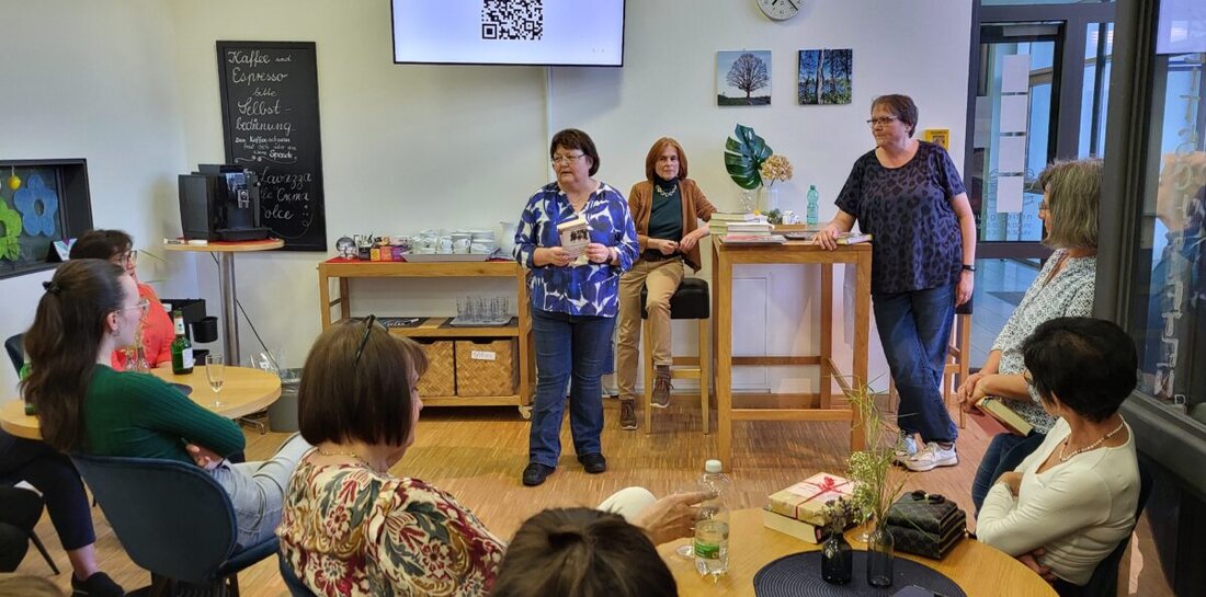 Mantel. Die erste Nacht der Bibliotheken am 4. April 2025 war mit 120 Besuchern in der Marktbibliothek Mantel ein Erfolg. Neben einem Bücherflohmarkt gab es eine „Blind Date mit einem Buch“-Aktion und ein buntes Buffet.