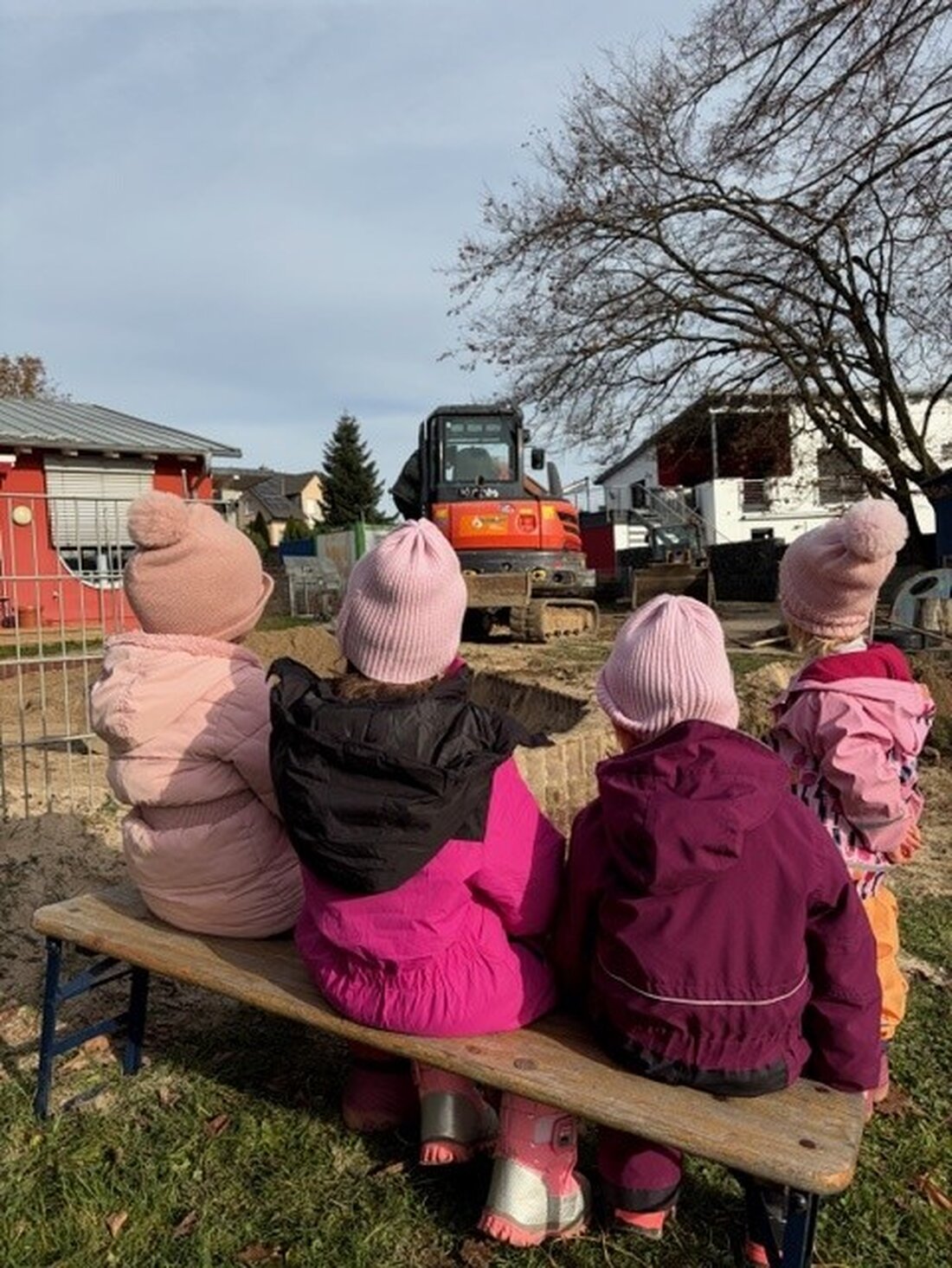Theisseil. Der Johanniter-Kindergarten Löwenzahn modernisiert seinen Außenspielbereich: Schaukel, Rutschturm und Wippe werden ersetzt, der Sandbereich erneuert. Fertig in zwei Wochen; Kinder nutzen den Spielplatz nebenan.
