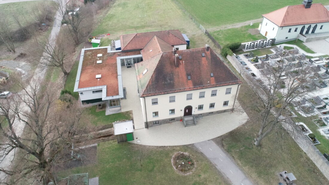 Pleystein. Der Stadtrat stellt die Weichen: Die Kita St. Elisabeth wird erweitert, Friedhofsgebühren steigen mit neuer Urnenrohrbestattung, und Anlieger erhalten 50 Prozent Zuschuss bei der Sanierung von Marktplatz und Steingasse.