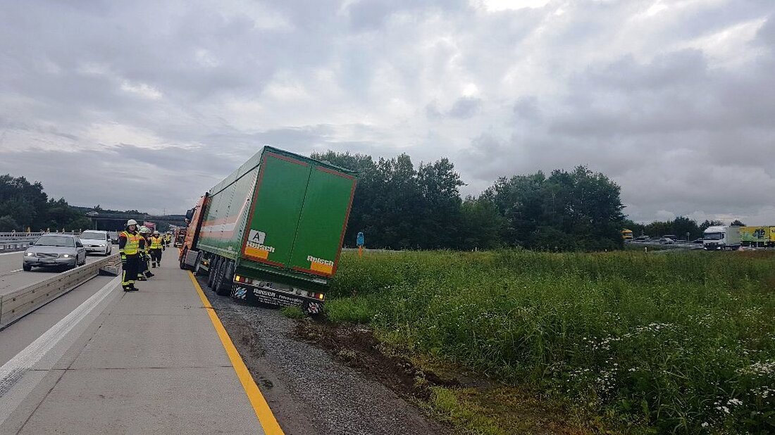 Luhe-Wildenau. An der Ausfahrt Luhe-Wildenau in der Baustelle kommt es zu Behinderungen. Ein Lkw geriet auf’s Bankett. Ein Sattelzug ist kurz vor der Aufahrt Luhe-Wildenau im Baustellenbereich auf’s Bankett gekommen [&hellip;]