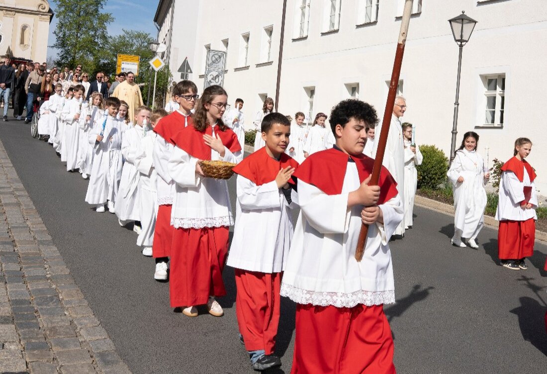 Eschenbach. 24 Kommunionkinder feierten an der Bergkirche und zogen zur Pfarrkirche, wo Pater Johannes die Messe leitete. In Kirchenthumbach ist am 10. Mai um 10 Uhr Erstkommunion; der Ausflug folgt am 12. Mai nach Regensburg.