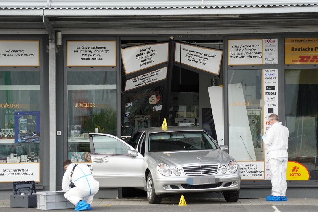 Pressath. Am Donnerstag haben Unbekannte einen Juwelier im Landkreis Neustadt/WN überfallen und sind mit einem Auto rückwärts durch das Schaufenster gefahren. Zur Beute ist noch nichts bekannt.