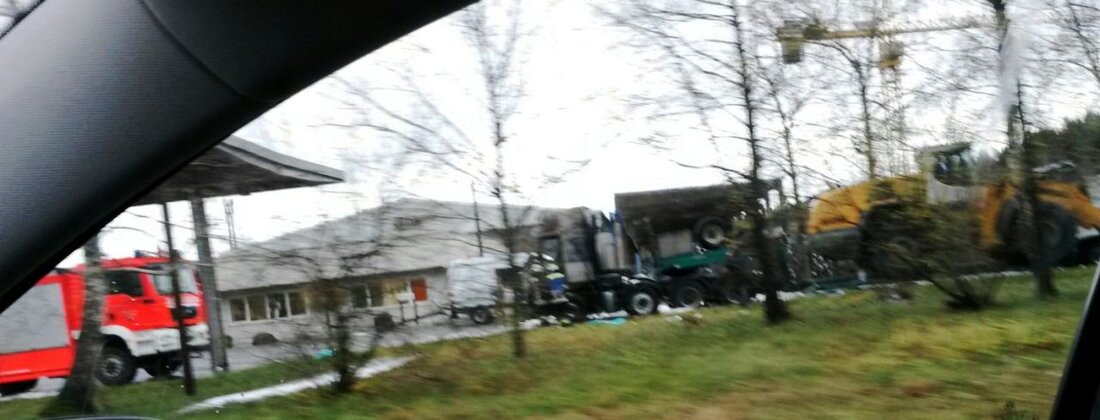 Weiden. Im Gewerbegebiet Brandweiher ist heute Vormittag ein LKW vollständig ausgebrannt. Der Sattelzug stand in der in der Dr. Müller-Straße. Als das Feuer ausbrach schlief der Fahrer noch, wie Stadtbrandrat und [&hellip;]