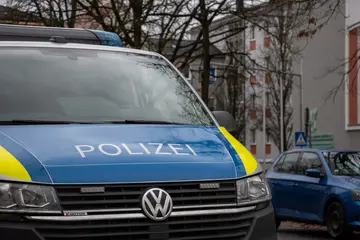Bagger touchiert Pkw in Parkstein -Totalschaden und Fahrer leicht verletzt