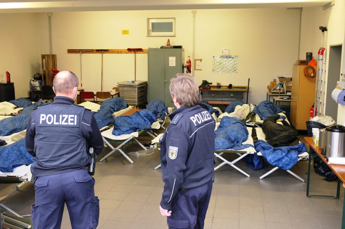 Waidhaus. Die Polizei griff gestern mehrere Migranten bei Waidhaus auf, die vorher offenbar bei einer Großschleusung nach Deutschland gebracht worden waren. Ein aufmerksamer Bürger meldete über die Notrufnummer, dass sich [&hellip;]