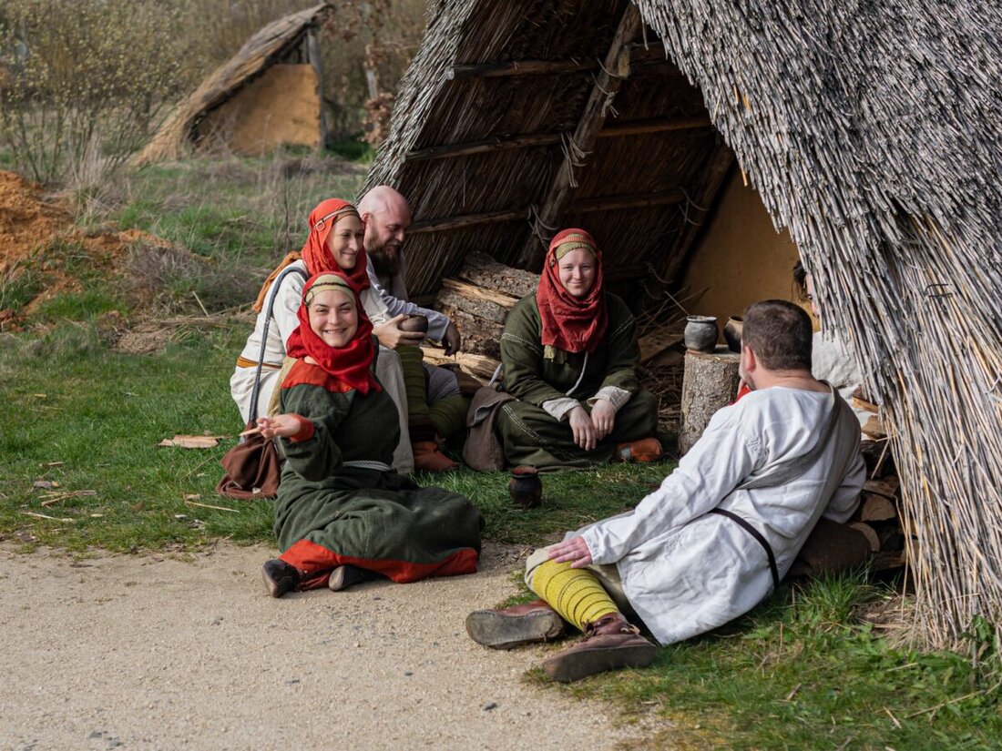 Bärnau. Der Geschichtspark lädt heute und am Sonntag zu den Slawentagen ein. Dabei können die Besucher in Bräuche, Sitten und Alltagsleben des Frühmittelalters eintauchen. Kostenlose Führungen und Vorträge runden das Programm ab.