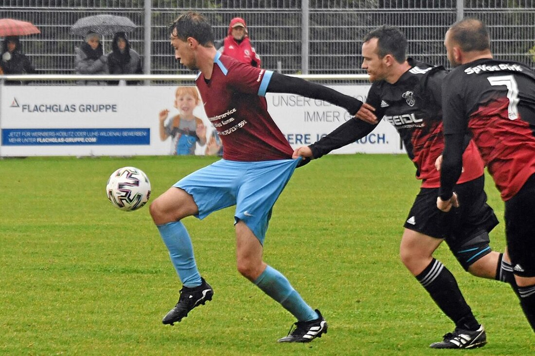 Weiden. Bei widrigen Witterungsbedingungen endete das Spitzenspiel in Pirk mit einem 2:1 für die Gastgeber. Dennoch bleibt es weiter spannend im Zweikampf um die Tabellenführung.