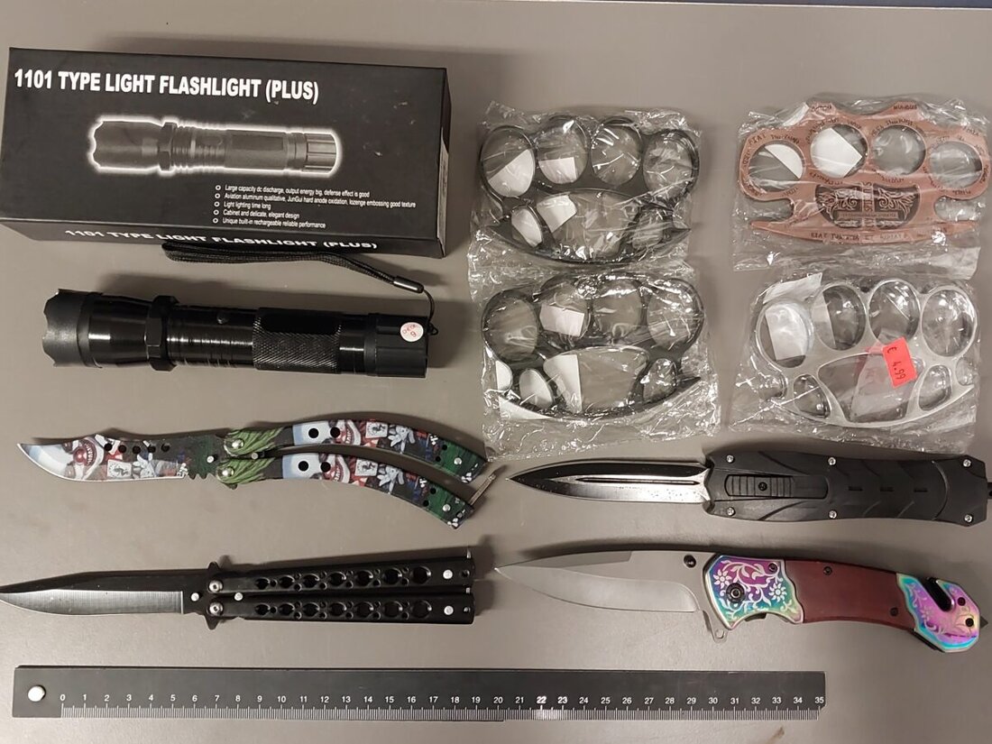 Waidhaus/Waldsassen. Bundespolizei fand bei Grenzkontrollen in einem österreichischen Auto 14 verbotene Waffen, darunter Messer und Schlagringe. Gegen die zwei Österreicher werden Ermittlungsverfahren eingeleitet.