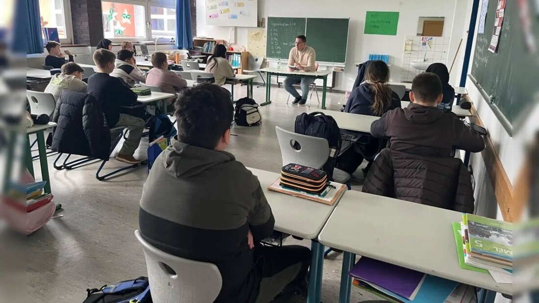 Weiden. Die Pestalozzi-Mittelschule machte beim Vorlesetag mit: Europaabgeordneter Christian Doleschal las einer fünften Klasse aus „Der magische Kalender“ vor und entfachte Begeisterung fürs Lesen und den Artenschutz.