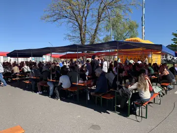 Altenstädter feiern gemeinsam unter dem Maibaum