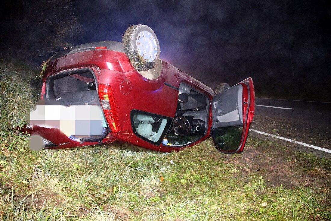 Hütten. Ein junger Autofahrer kam gestern mit seinem Auto von der Straße ab. Das Fahrzeug überschlug sich und landete auf dem Dach. Am späten Samstagabend fuhr ein aus Hahnbach stammender [&hellip;]