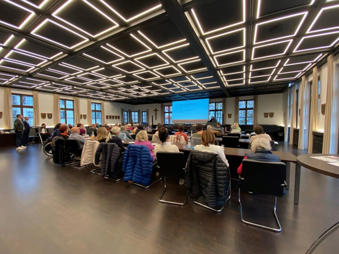 Tirschenreuth. Der Aktionstag "Mobil bleiben", Teil des Pilotprogramms "Demografiefeste Kommune", zog rund 50 Teilnehmer mit Vorträgen und Mitmach-Aktionen an. Die Veranstaltung stärkte das Bewusstsein für Mobilität und Lebensqualität im Alter.