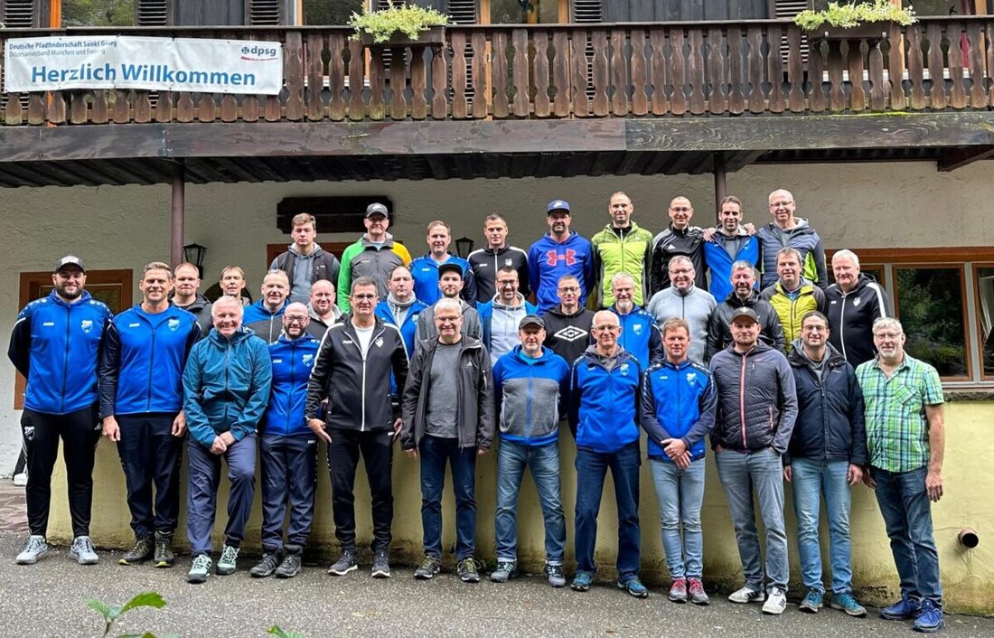 Kondrau. Im Jahr 1999 starteten sieben Alte Herren der Sportfreunde Kondrau auf Initiative von Ernst Döllinger zu einem Ausflug nach Berchtesgaden. Dies war der Beginn einer Reihe von Ausflügen, die inzwischen zu einem festen Bestandteil im Kalender der Seniorenfussballer entwickelt haben.