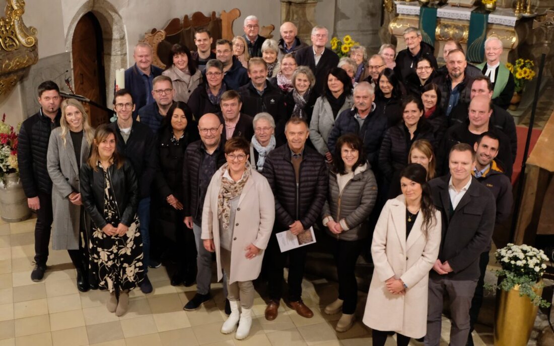 Floß/Flossenbürg. 25 Ehepaare aus Floß und Flossenbürg feierten ihr Ehejubiläum mit Pfarrer Wilfried Römischer in einer gemeinsamen Zeremonie. Die Feier wurde musikalisch gestaltet und die Jubilare erhielten Erinnerungsurkunden.