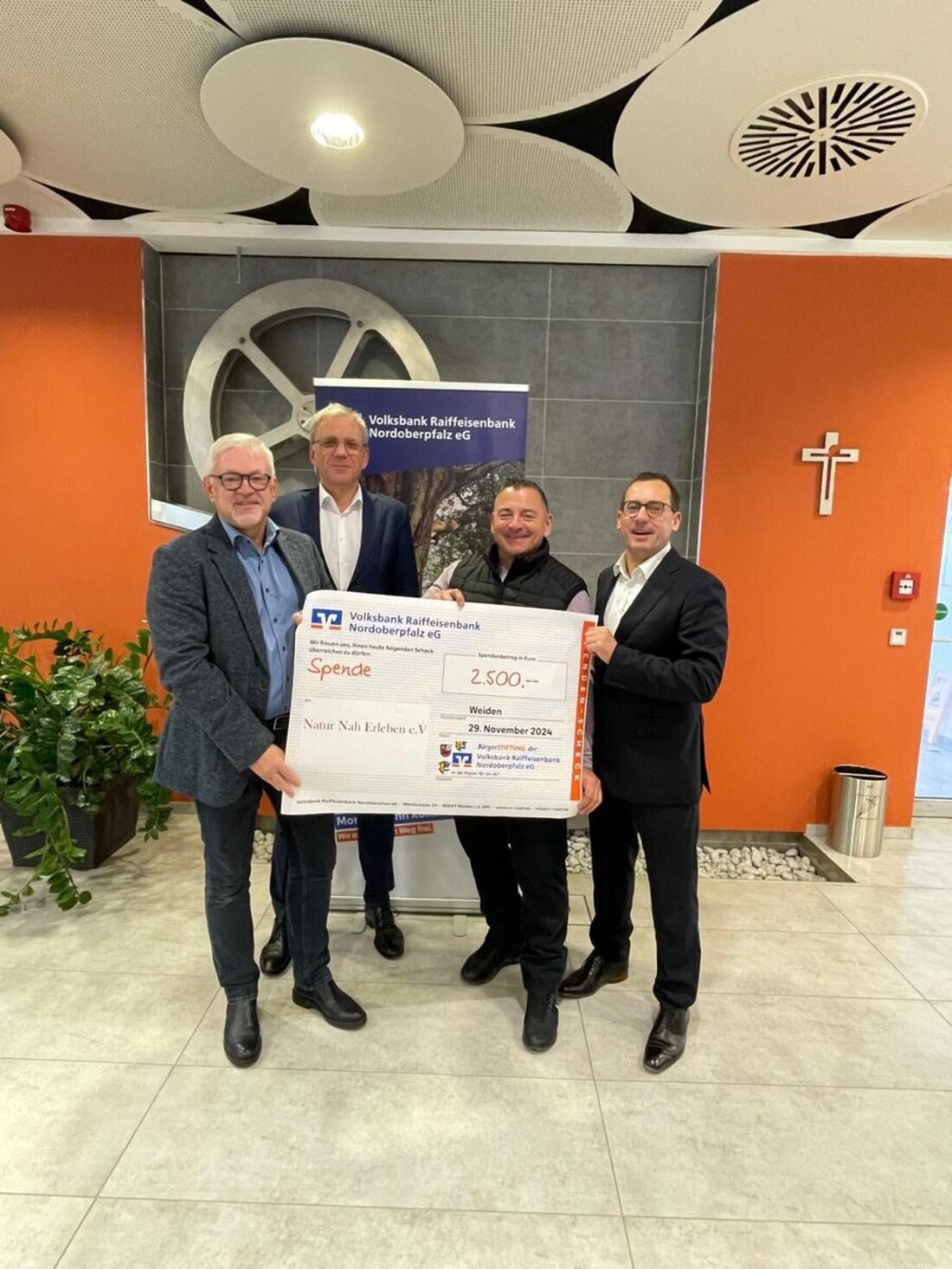 Fahrenberg. Gute Nachrichten für alle Wintersportfans: Die Bürgerstiftung der Volksbank Raiffeisenbank Nordoberpfalz spendete 2500 Euro an den Förderverein "Natur-Nah-Erleben am Fahrenberg" für den Skiliftbetrieb.