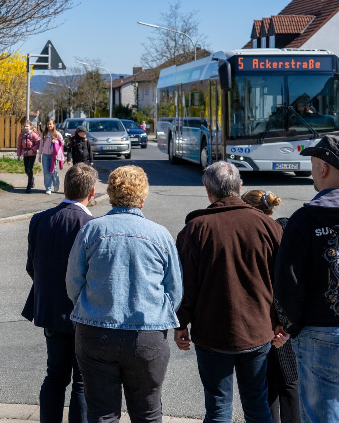 Weiden. Auf Initiative des Vereinskartells Weiden West, vertreten durch Stadtrat Hans-Jürgen Gmeiner, sowie des CSU-Ortsverbands Neunkirchen-Frauenricht mit dem stellvertretenden Ortsvorsitzenden Leon Miederer, fand kürzlich eine Begehung der Verkehrssituation rund um die Kreuzung Hofackerstraße / Kirchäckerstraße / Latscher Straße statt.