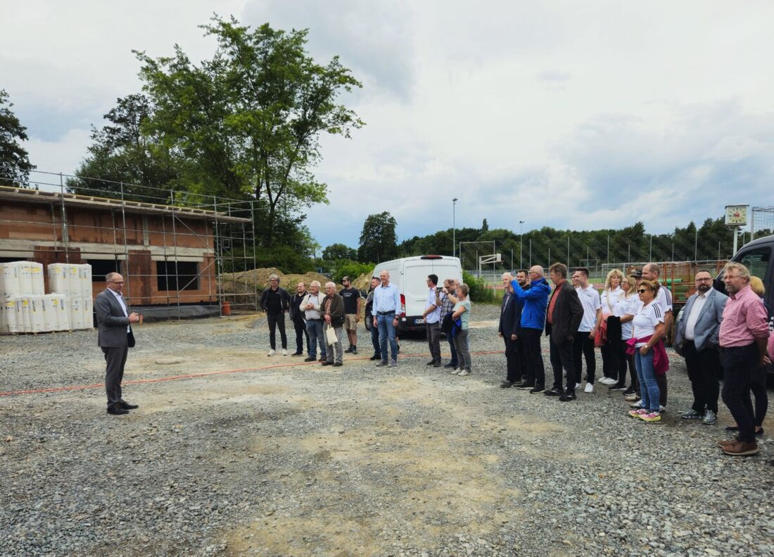 Kemnath. Der Bau des neuen Multifunktionsgebäudes im Interkommunalen Sport- und Freizeitpark Kemnath schreitet zügig voran. Letztes Jahr im Juni stellte die Stadt den Bauantrag, jetzt – ein gutes Jahr später – wurde mit dem Richtfest ein wichtiger Meilenstein gefeiert.